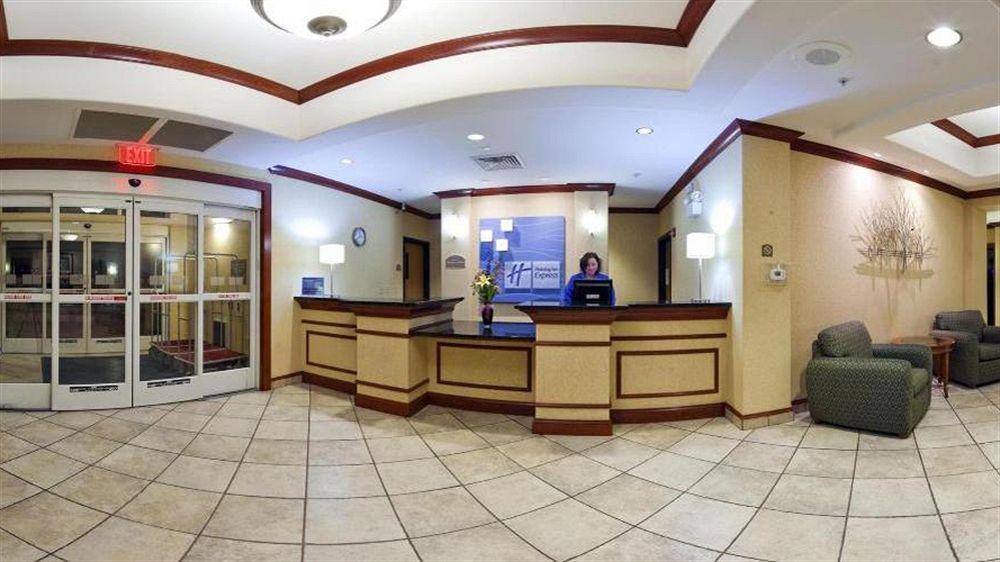 Express Rockford-loves Park By Ihg Hotel 2*