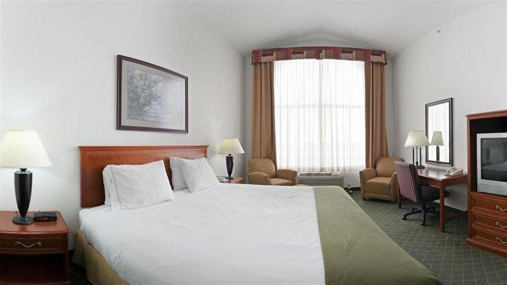 Express Rockford-loves Park By Ihg Hotel