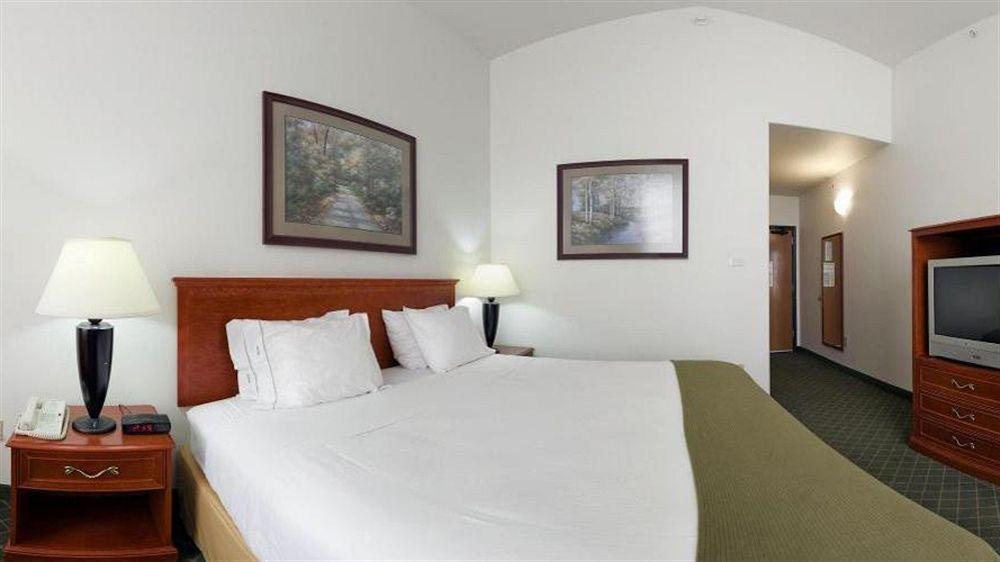 Express Rockford-loves Park By Ihg Hotel Loves Park
