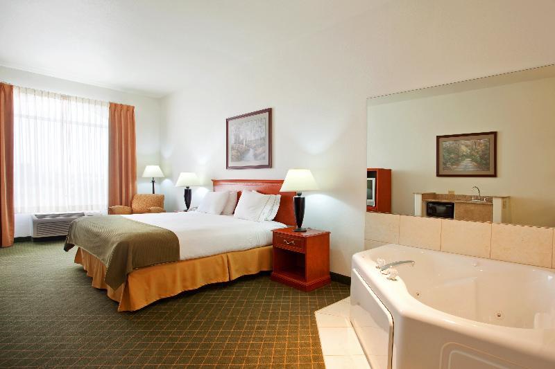 Express Rockford-loves Park By Ihg Hotel
